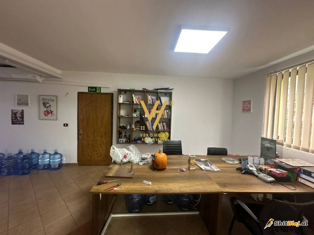 ZYRE 120M2 ME QERA TE ISH PARKU 900 EUR