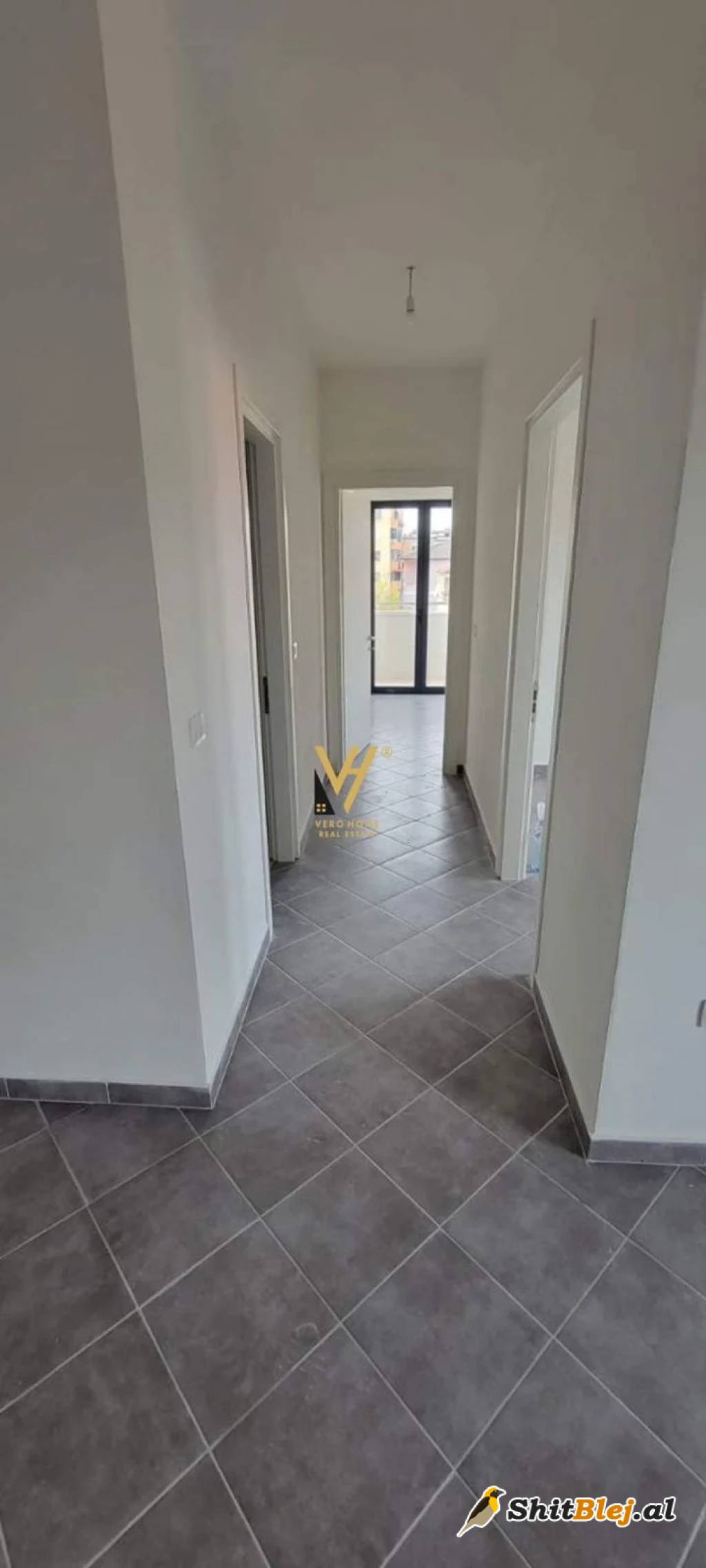 ZYRE TE STACIONI I TRENIT 750 EURO