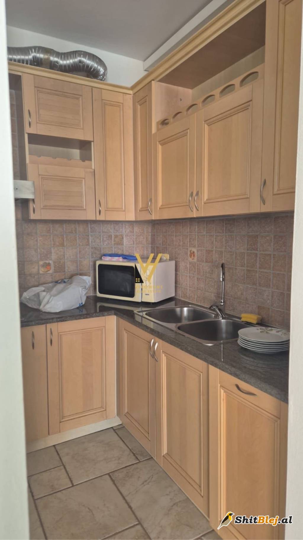 AMBIENT 140M2 TE RR.ELBASANIT 1.600 EURO