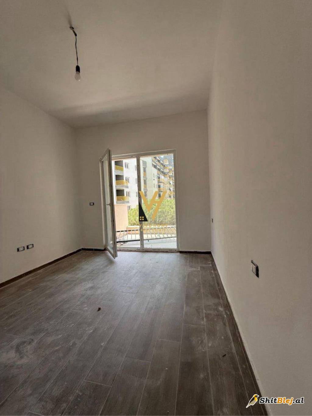 ZYRE 70M2 TE KOMAURA,ZOGU I ZI 450 EURO
