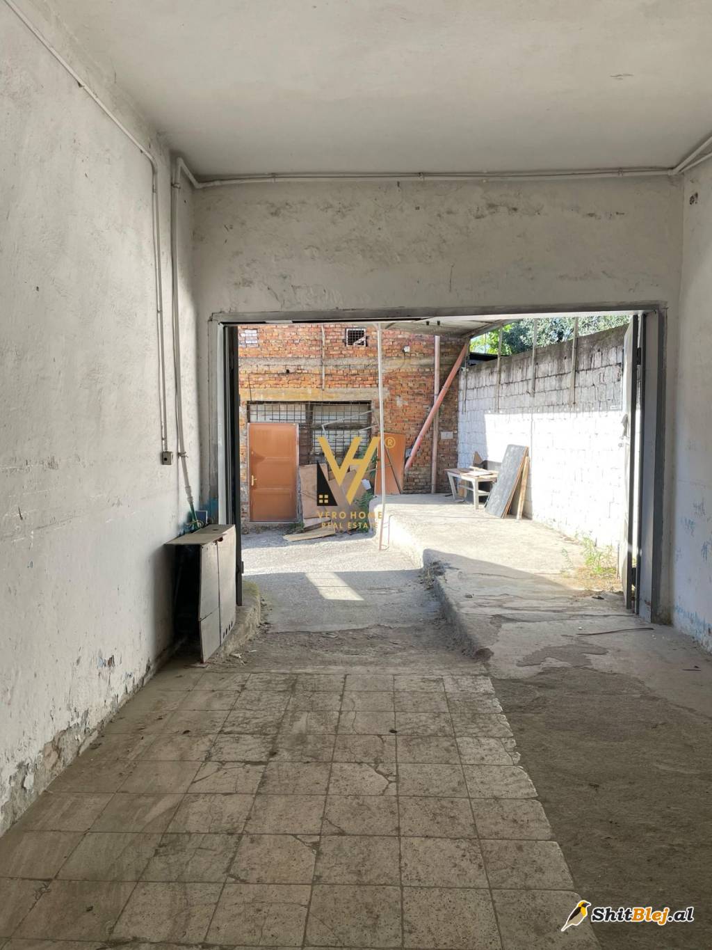 MAGAZINE 400 M2 NE ALLIAS 1.200 EURO
