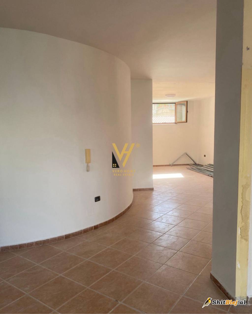 AMBIENT 100 M2 NE XHAMLLIK 60.000 LEKE