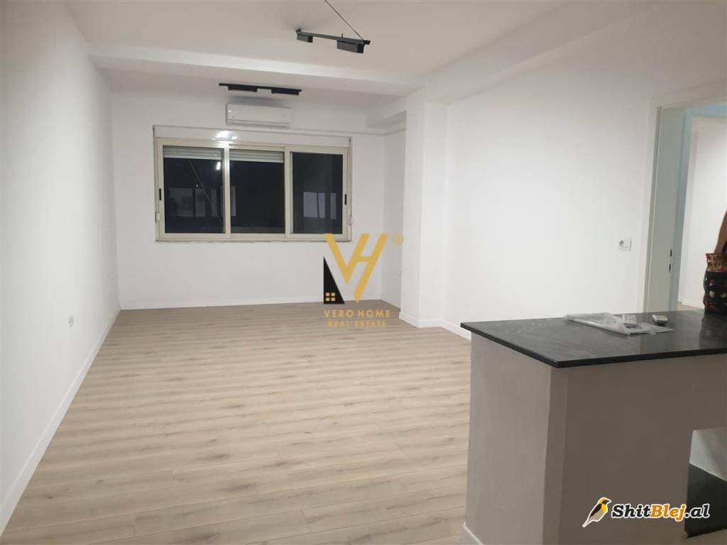 ZYRE 76 M2 ME QERA NE BLLOK 900 EURO