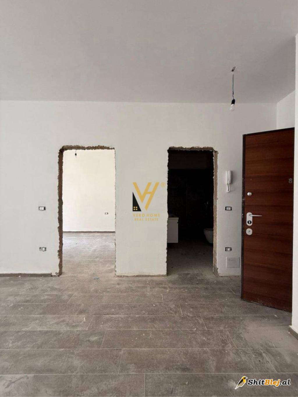 ZYRE 70M2 TE KOMAURA,ZOGU I ZI 450 EURO