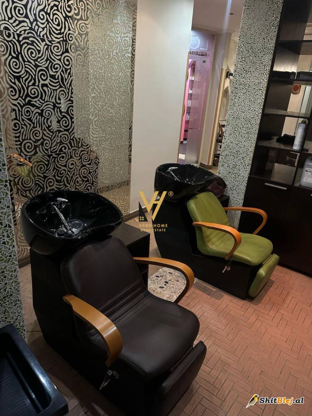 PARUKERIE 40 M2 TE RR.ELBASANIT 400 EURO