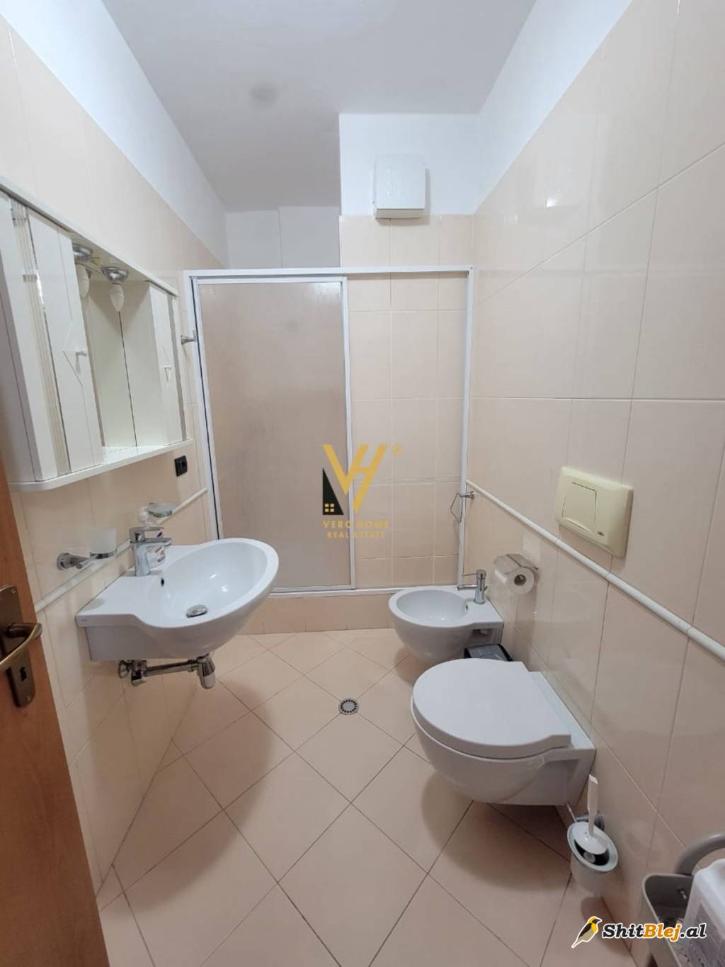 2+1+2+BLK TE KOMUNA E PARISIT 900 E