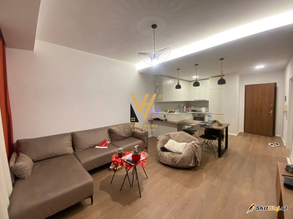 1+1TE KOMUNA E PARISIT 700 EURO