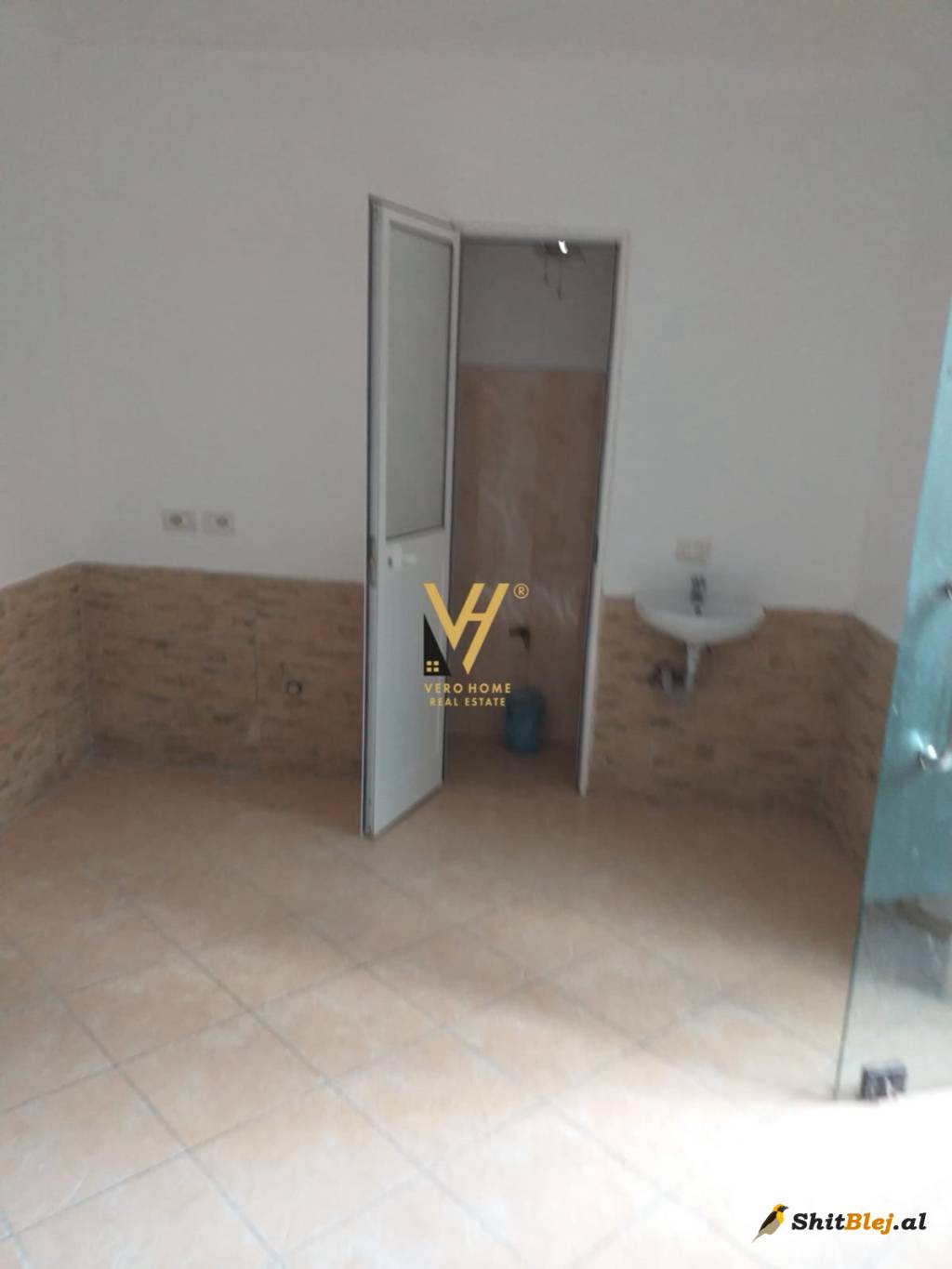 DYQAN 20 M2 TE RRUGA E DIBRES 250 EURO