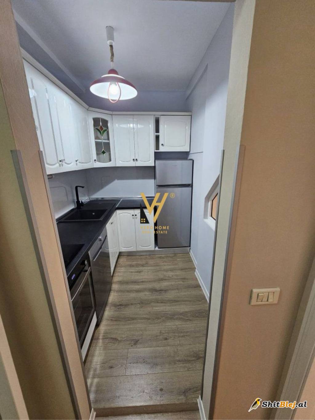 ZYRE 130 M2 ME QERA NE QENDER 1.300 EURO