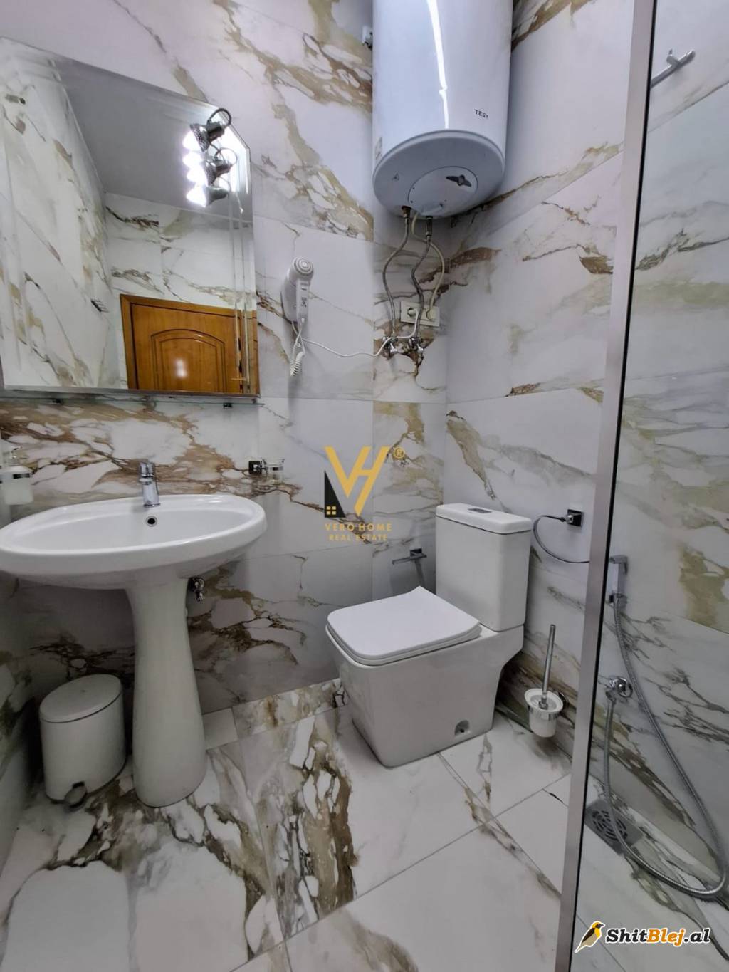  1+1 ME QERA TE KOMUNA E PARISIT 550 EUR