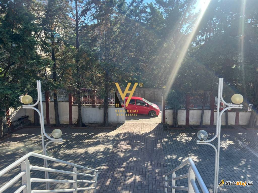ZYRE 120 M2 ME QERA NE SAUK 600 EURO