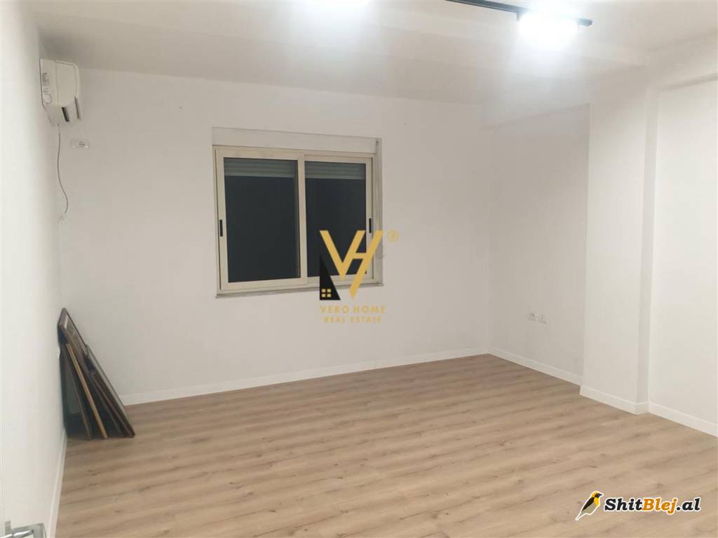 ZYRE 76 M2 ME QERA NE BLLOK 900 EURO