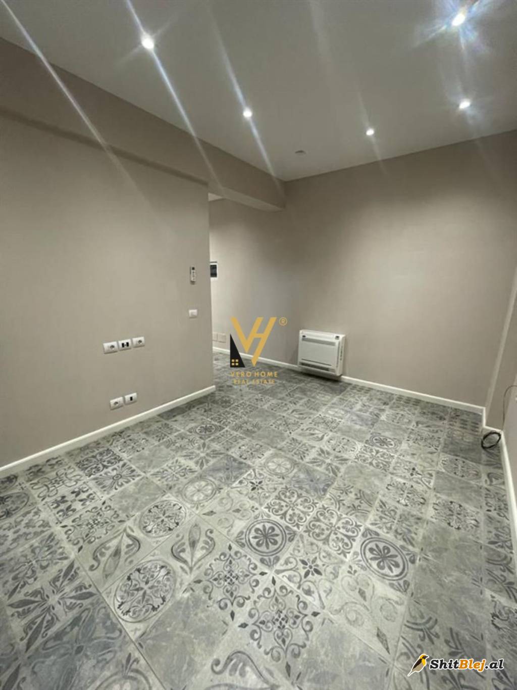 ZYRE TE STADIUMI DINAMO 750 EURO