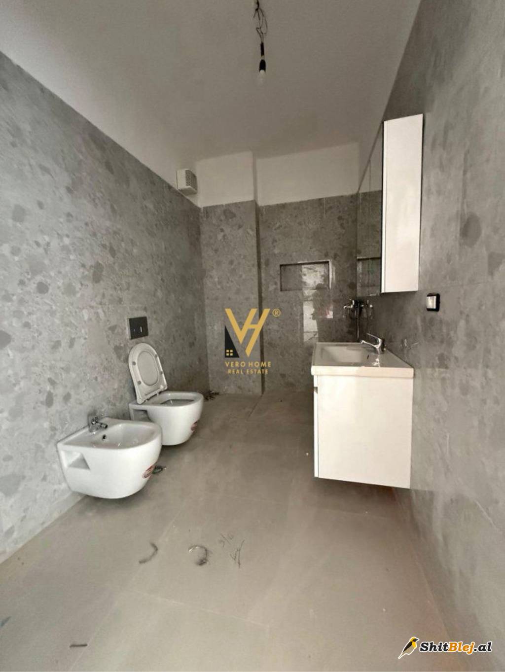 ZYRE 70M2 TE KOMAURA,ZOGU I ZI 450 EURO