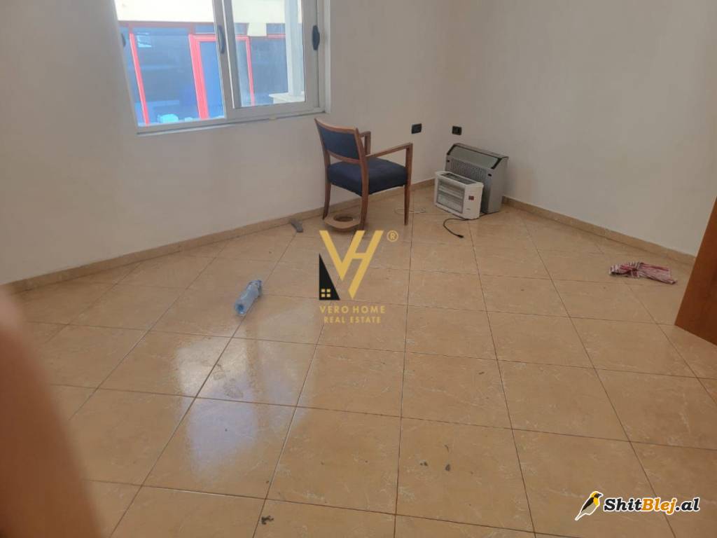ZYRE 70 M2 ME QERA TE 5 MAJI 300 EURO