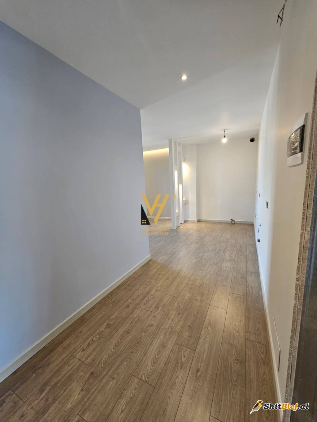 ZYRE 120M2 ME QERA TE ZOGU I ZI 1.400 EU