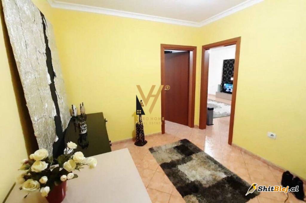  2+1+BLK ME QERA ZOGU ZI 700 EURO