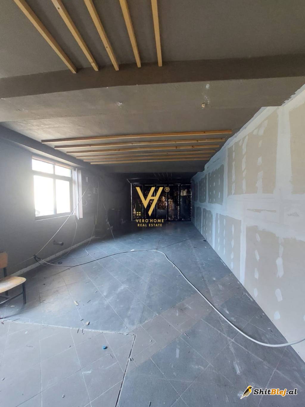 ZYRE 300M2 ME QERA NE YZBERISHT 1.500 EU