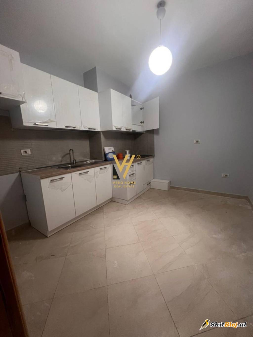 ZYRE ME QERA TE STACIONI TRENIT 700 EURO