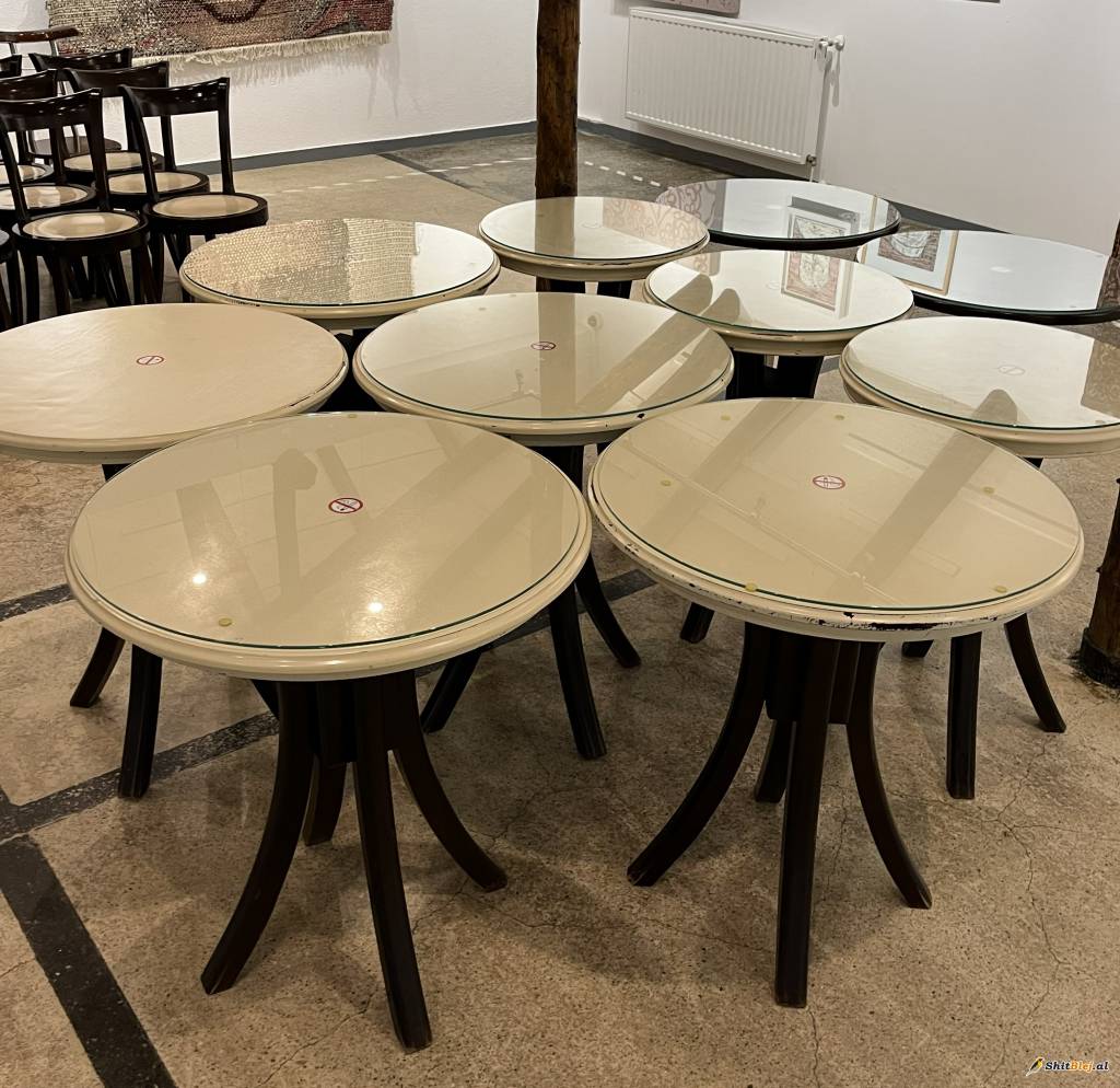 karrike dhe tavolina per bar-kafe