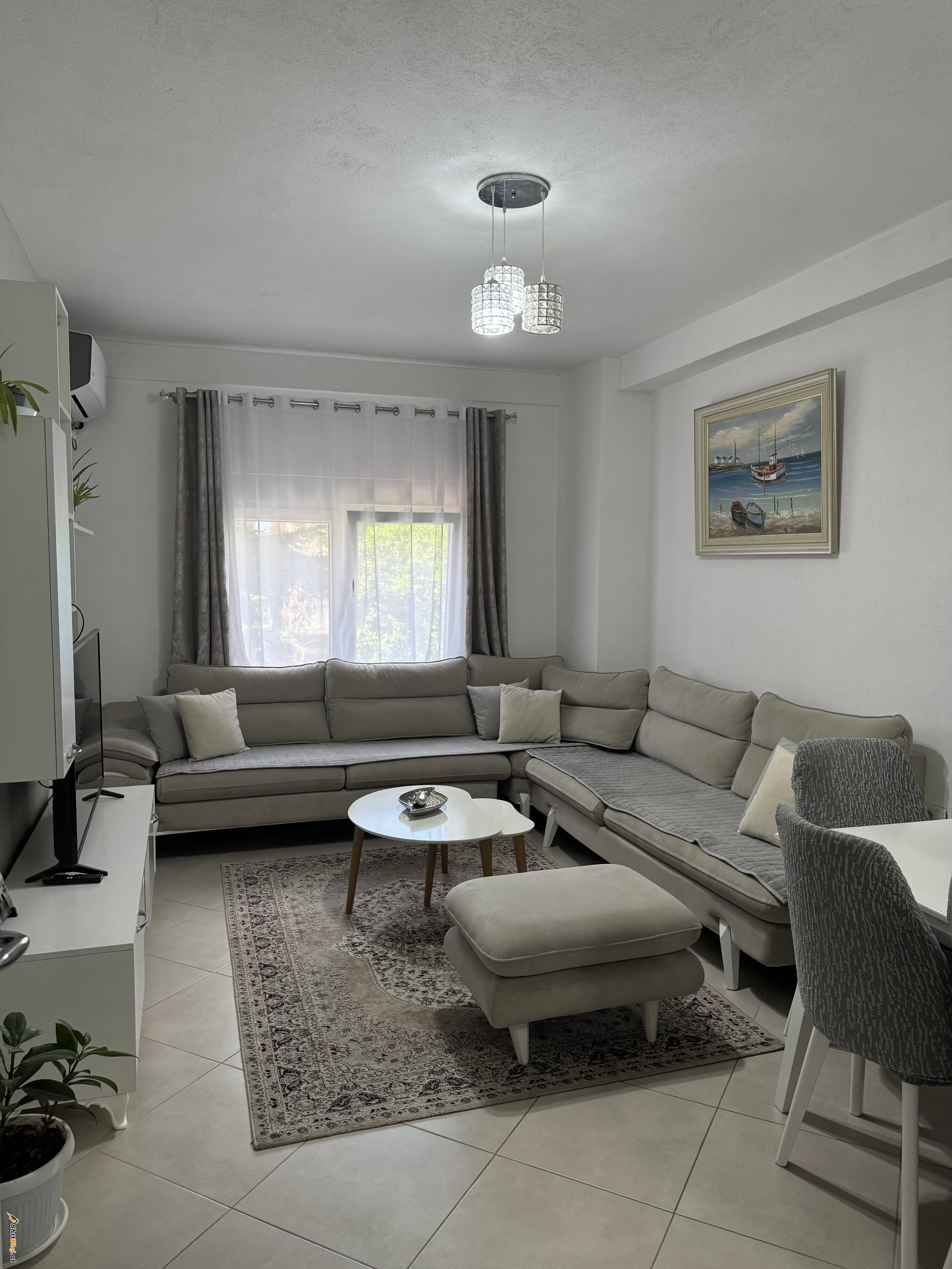 Jepet me qera apartament 2+1 i mobiluar