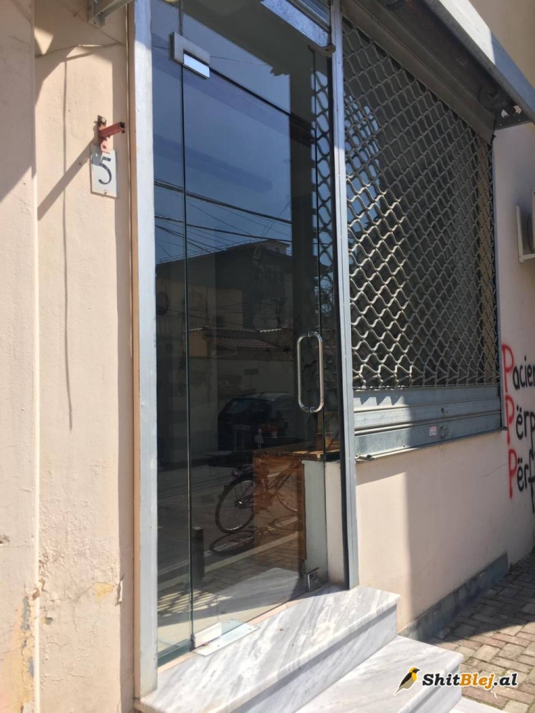 Dyqan 44 m2 rruga Fortuzi Tirane