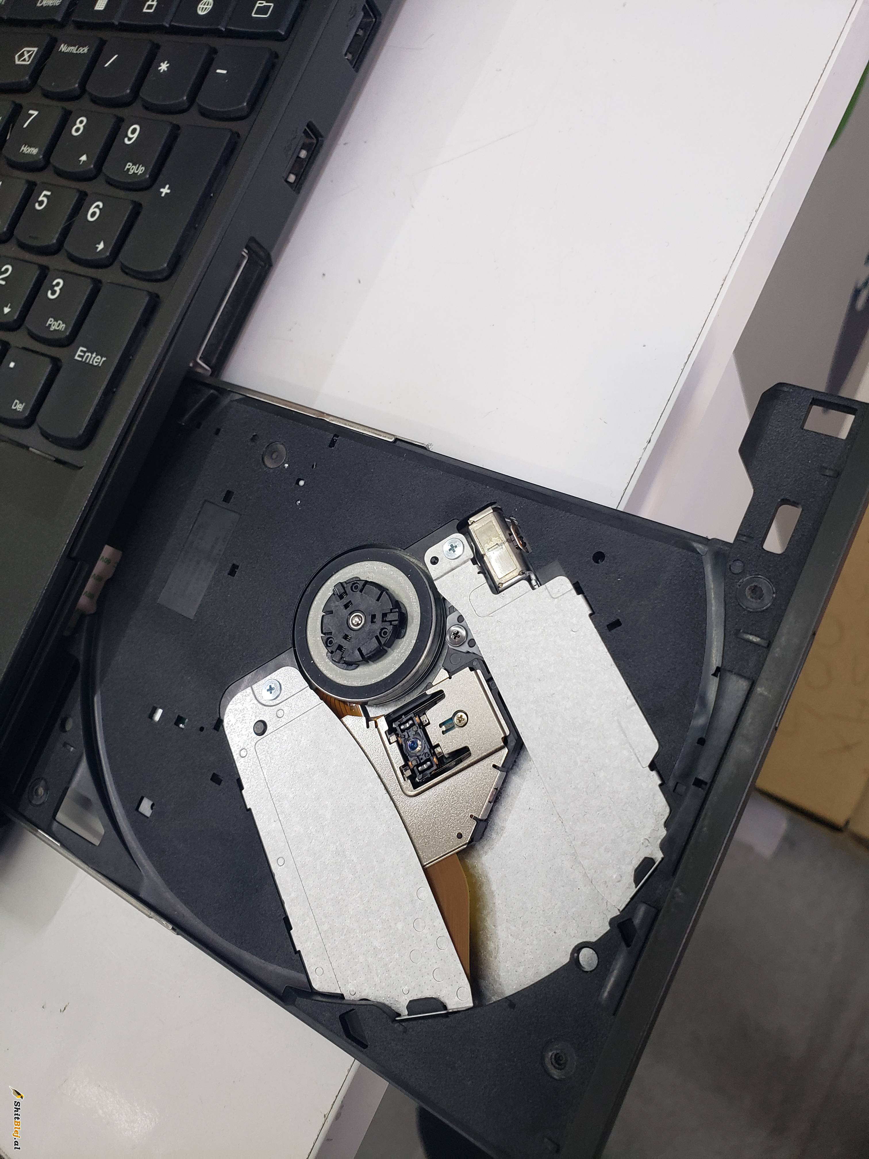 Laptopi i ardhur nga zvicrra