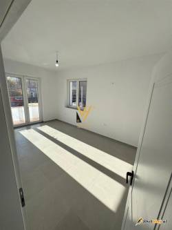 ZYRE 70 M2 ME QERA MINE PEZA 1.000 EURO