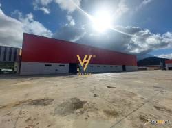 MAGAZINE 6.000 M2 NE VAQARR 27.000 EURO
