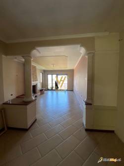 ZYRE 160M2 ME QERA TE BLLOKU 2.200 EURO