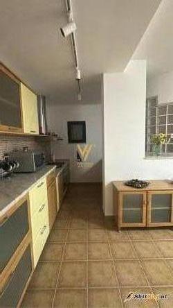 ZYRE 100M2 ME QERA NE BLLOK 1.300 EURO