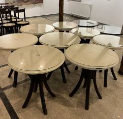 karrike dhe tavolina per bar-kafe